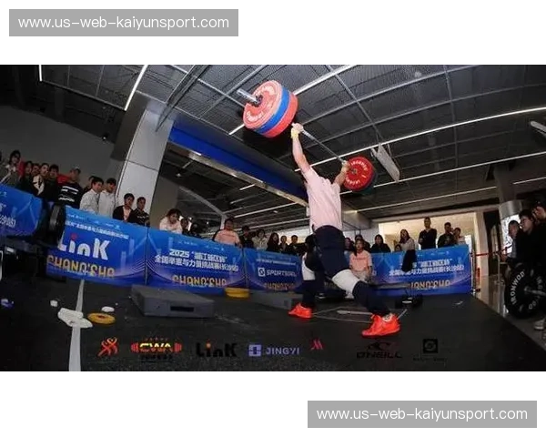 举重新闻：力量与故事的现场